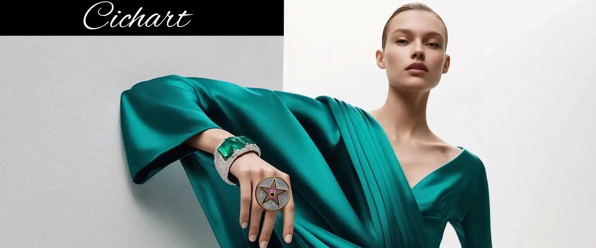 Smaragdgrünes Satin-Kleid mit drapierten Ärmeln und tiefem V-Ausschnitt.